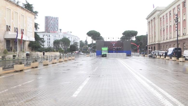 Pritet të nisë protesta e Berishës, policia nuk e ‘aprovoi' tubimin! Blindohet Kryeministria, shtyllat e kamerave lyhen me graso