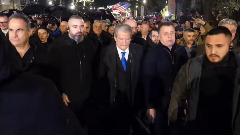 Protesta e PD/ Sali Berisha niset drejt kryeministrisë, militantët dhe besnikët i shkojnë nga pas