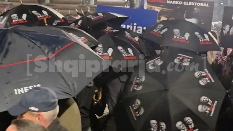 ‘Grupi i zjarrit’ në aksion, me kapuça e çadra për të fshehur fytyrat! Të rinjtë shoqërojnë Berishën nga pas me çanta me molotov (VIDEO)