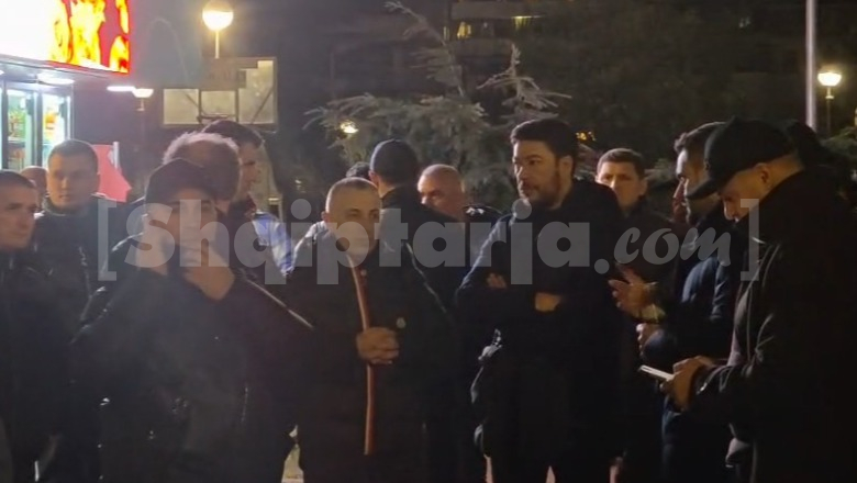 Shkëlzen Berisha del në protestën e të atit, shfaqet krah Arjan Ndojës