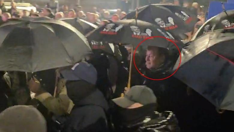 ‘Grupi i zjarrit’ në aksion, mes tyre dhe Gjin Gjoni! Me çadra për të fshehur fytyrat! Shoqërojnë Berishën nga pas me çanta me molotov (VIDEO)