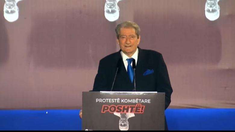 Protesta/ Berisha me një grusht militantësh: Rrëzimi i bustit të Enver Hoxhës frymëzim, Rama i ka ditët të numëruara