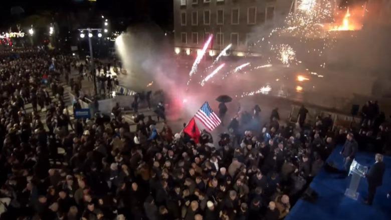 Kryeministria sulmohet me molotovë e fishekzjarre gjatë fjalimit të Berishës (PAMJE ME DRON)