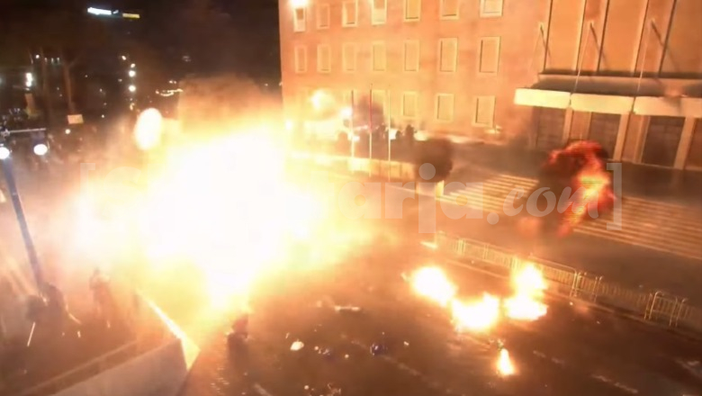 Tensione dhe zjarr para Kryeministrisë, reagon Taulant Balla: Grup kriminal me molotovët e një plaku të rrjedhur