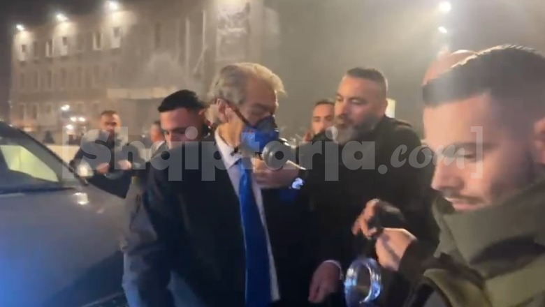 Shpërthejnë fishekzjarrët dhe molotovët, Sali Berisha dhe deputetët vendosin maskën kundërgaz (VIDEO)
