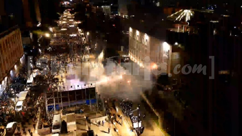 Pas hedhjes së fishekzjarreve dhe molotovëve ndaj Kryeministrisë, protestuesit i drejtohen godinës së Kuvendit