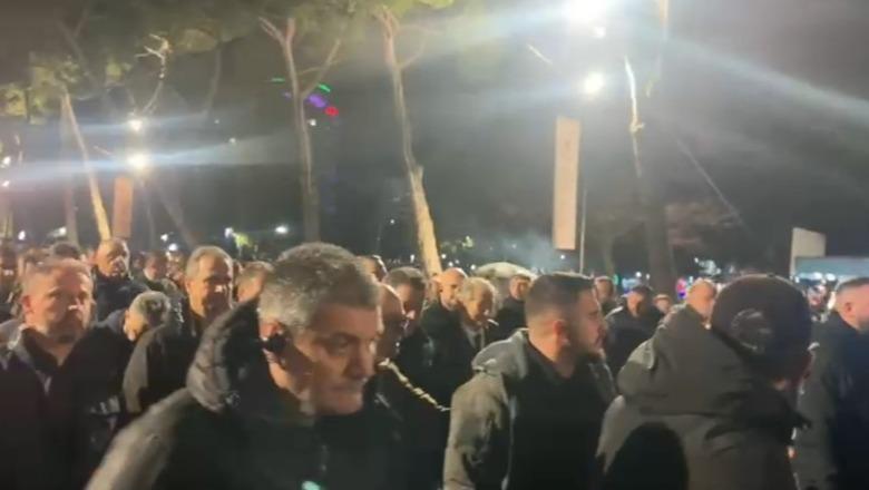 Hodhën molotovë dhe fishekzjarre ndaj Kryeministrisë, militantët e Berishës i drejtohen godinës së Kuvendit