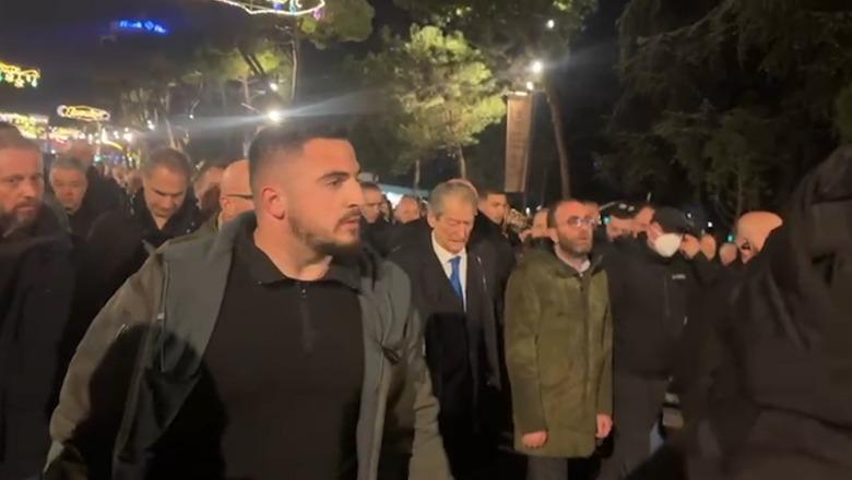 Hodhën molotovë dhe fishekzjarre drejt Kryeministrisë, militantët e Berishës i drejtohen godinës së Kuvendit