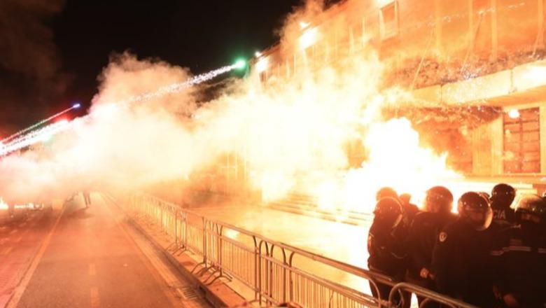 Ministrja Koçiu reagon pas dhunës nga militantët e Berishës: U bëjmë thirrje organizatorëve të protestës të ndalojnë