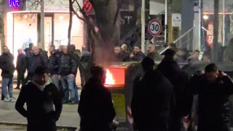 Vijojnë aktet e dhunës, militantët e Berishës u vënë zjarrin koshave të mbeturinave para Parlamentit