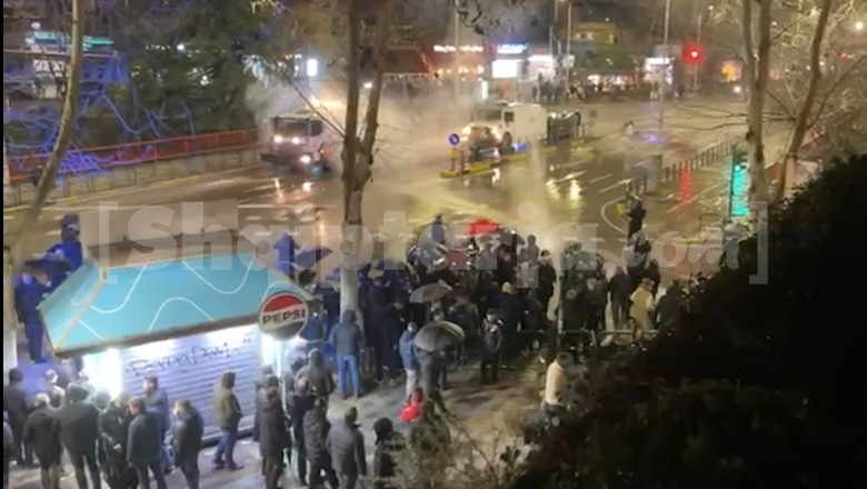 Protesta e Partisë Demokratike/ Militantët mbrojnë me trup Berishën nga hedhja e ujit