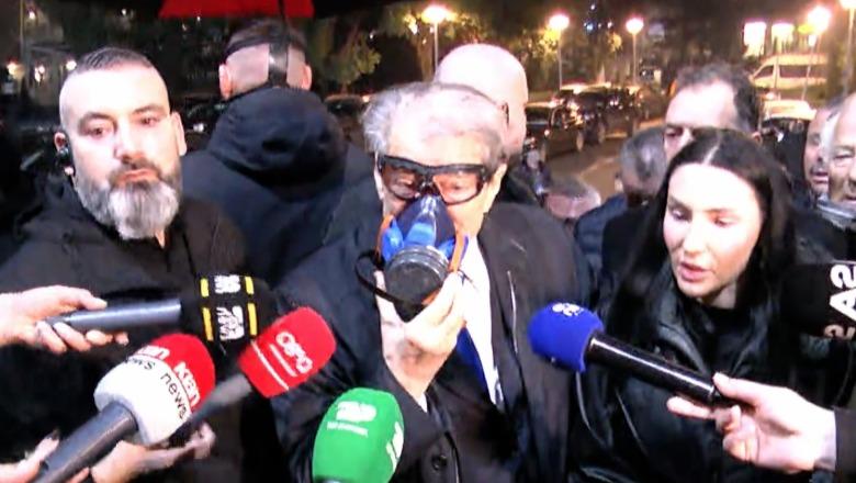 Berisha shfaqet me maskë kundra gaz dhe krijon skenarë, protestuesja: Më qëlluan me plumb gome nga tarraca e Kryeministrisë