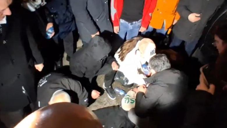 I shtrirë në tokë duke marrë ndihmë nga të pranishmit, një person i dëmtuar në protestën e PD!