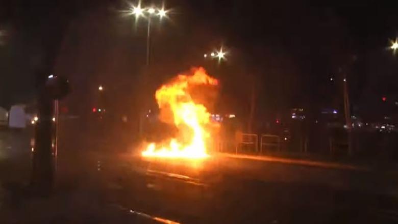 Plas sërish molotovi pranë Xhamisë së Namazgjasë, militantët e Berishës e kthejnë sheshin në 'arenë lufte'