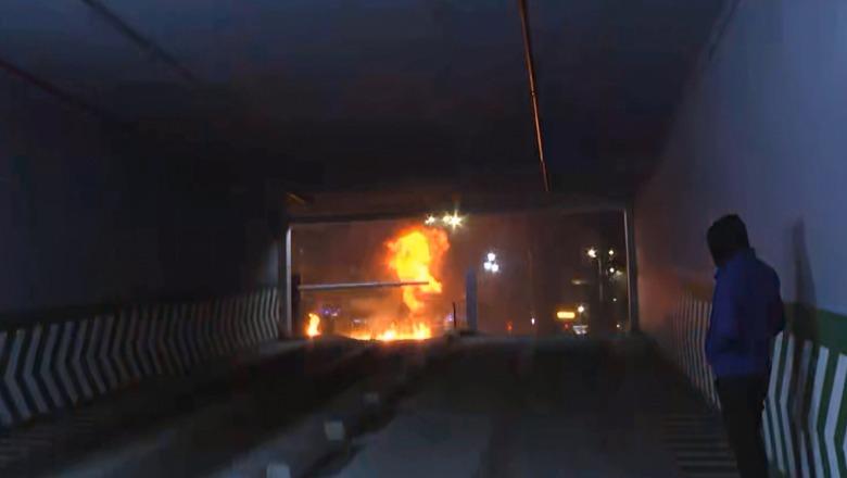 Protesta e PD/ Militantët e Berishës nuk kursejnë as xhaminë, MOMENTI ku hedhin molotov pranë besimtarëve (VIDEO)