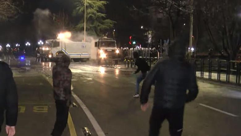 Jo vetëm molotovë dhe fishekzjarrë, ‘ithtarët’ e Berishës sulmojnë efektivët edhe me gurë e mjete të forta