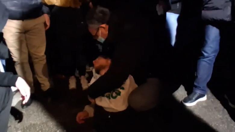 I shtrirë në tokë duke marrë ndihmë nga të pranishmit, një person i dëmtuar në protestën e PD!