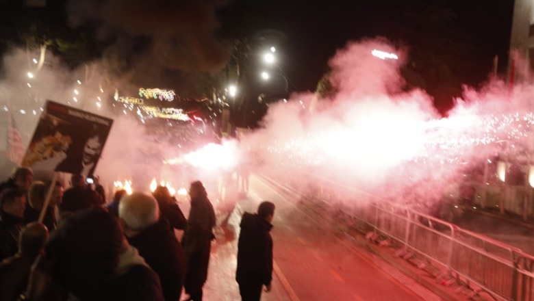 Molotovë, fishekzjarre dhe gurë drejt policisë, 25 të shoqëruar 