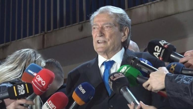 Militantët hodhën molotovë tek xhamia, Berisha mallkon policët: Ju vraftë zoti, ju ndërpretë lutjen