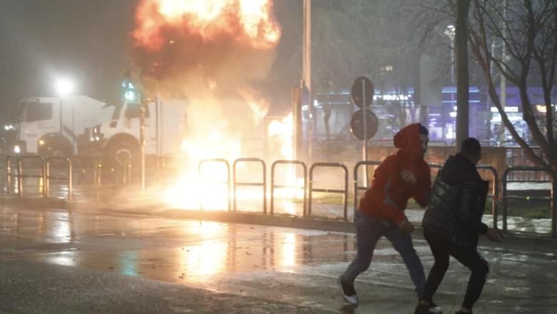 18 'kryengritësit e armatosur' të Berishës dalin sot para gjykatës për vlerësim mase, u arrestuan në protestën e dhunshme të 20 shkurtit