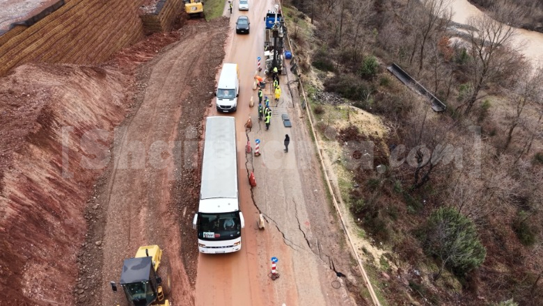 Dëmtimi i rrugës në aksin Librazhd-Pogradec, ndalohet kalimi i autobusëve dhe mjeteve të rënda