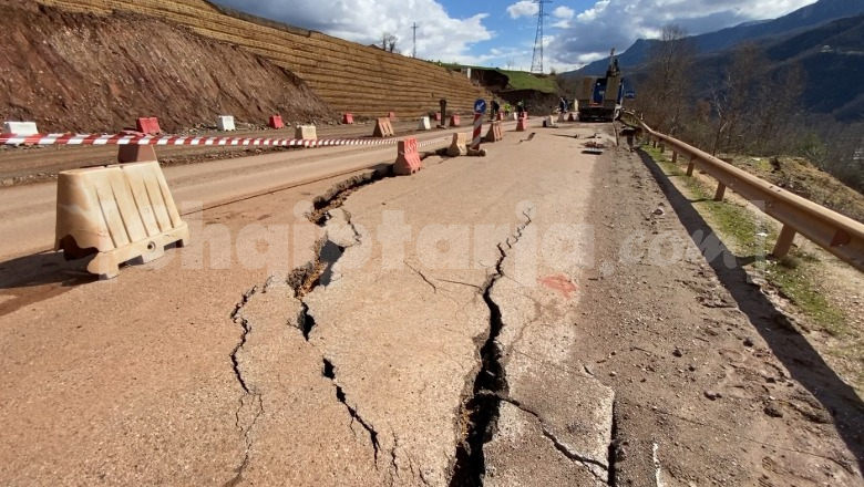 Dëmtimi i rrugës në aksin Librazhd-Prrenjas 'paralizon' juglindjen, bllokohet totalisht qarkullimi për të gjitha mjetet! Ja rruga alternative për veturat (VIDEO)