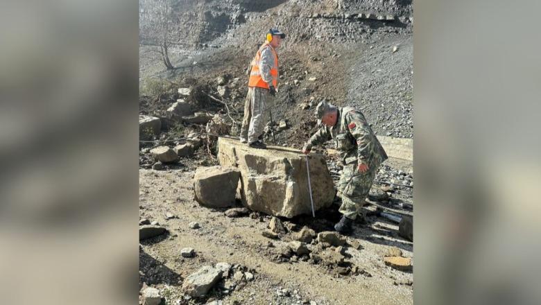 Rënia e gurëve, nis aksioni për zhbllokimin e aksit rrugor Uji i Zi-Tozhar në Poliçan