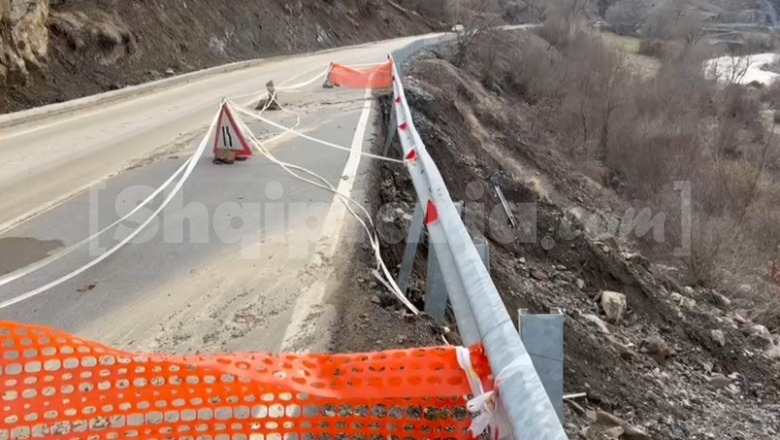 VIDEO/ Bllokimi i rrugës Librazhd Pogradec detyron shoferët të kalojnë nga Maliqi, po edhe ky aks është i dëmtuar! Pamjet e shembjeve