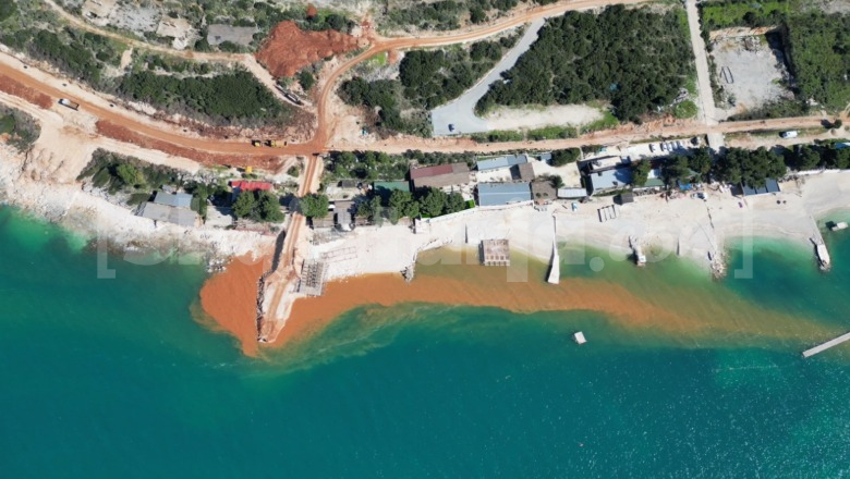 Turbullohen ujërat e kristalta të Ksamilit, shkak punimet për ndërtimin e shëtitores (VIDEO)