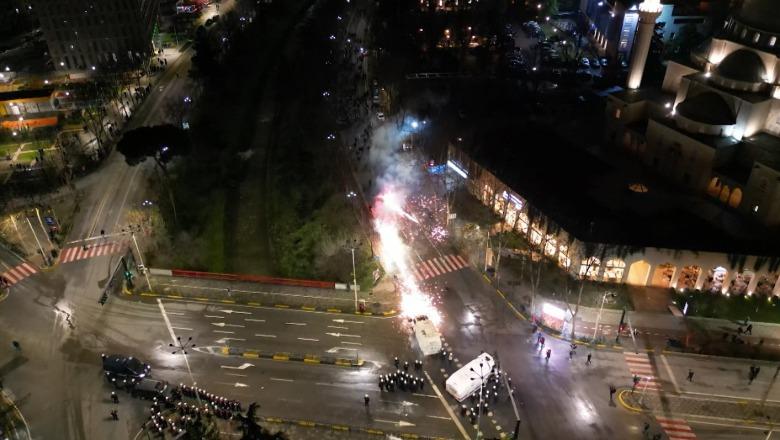 Molotovë te besimtarët/ Berisha fajëson policinë, por dhunën te xhamia e çoi vetë (Pamjet)! KMSH nuk përmend fajtorë: U lënduam duke u falur