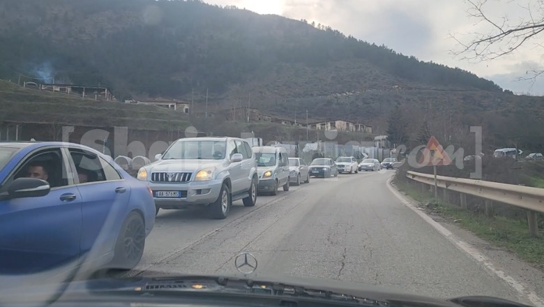Rruga drejt juglindjes e ‘paralizuar’, radhë kilometrike trafiku