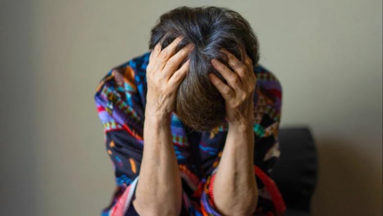 Gratë e ndiejnë dhimbjen më gjatë se sa burrat dhe shkenca ka më në fund një shpjegim