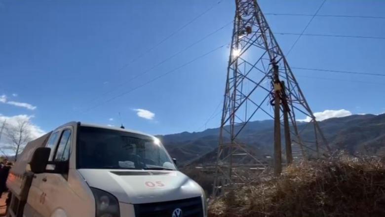 Shembja e aksit Librazhd-Pogradec sjell probleme dhe në rrjetin energjetik të zonës! Hiqet sot një shtyllë e tensionit të mesëm, 7 fshatra pa drita për 7 orë