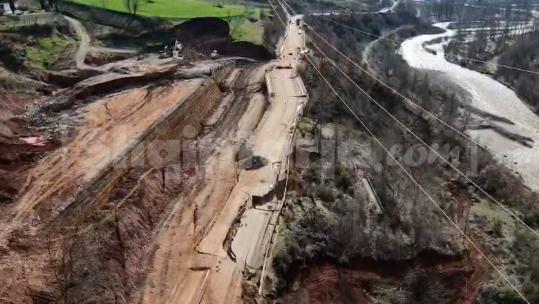 Qarkullimi drejt juglindjes i bllokuar, vijon rrëshqitja e dherave në Librazhd-Pogradec! Dëmtohet edhe Bypass-i që pritej të hapej sot (VIDEO)