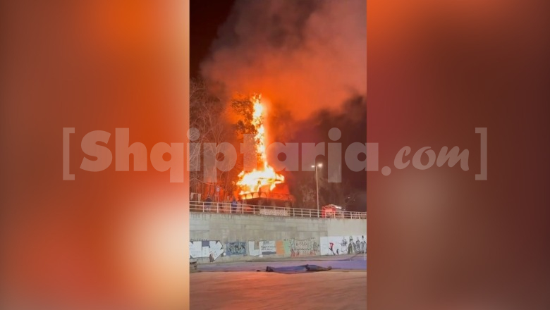 Vlorë/ Lokali në 'Lungomare' përfshihet nga flakët, nuk dihen shkaqet