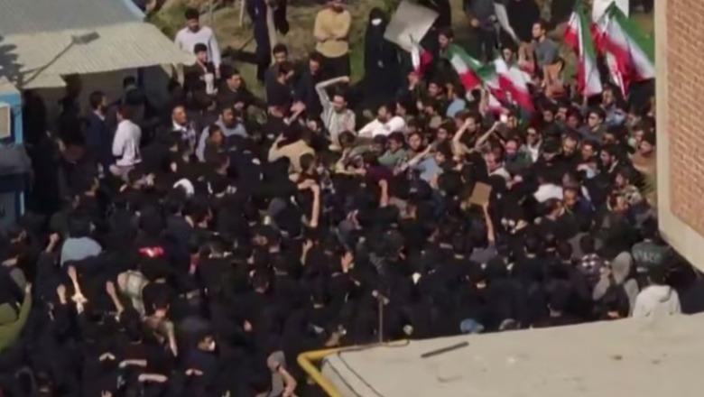 Studentët iranianë vijojnë protestat kundër Qeverisë