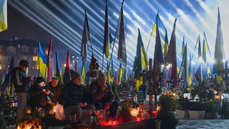 4 vitet e sulmeve të Rusisë në Ukrainë ‘përkthehen’ në shifra: 1.8 milionë të vdekur, humbje territoresh dhe 5.9 milionë të larguar nga shtëpitë