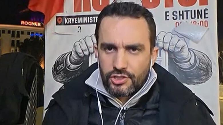 ‘Mos u fshi pas gishtit, po bashkëpunon me Saliun’- Qori ‘përplaset’ me Lapajn: Ç’thua? Unë iki nga sheshi sa herë proteston Berisha