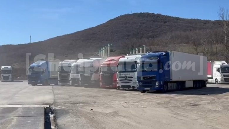 Shembja e rrugës Librazhd-Prrenjas bllokon rreth 30 kamionë në Qafë Thanë, drejtuesit 3 ditë në pritje! Fluksi në Bllatë rritet nga 8 në 50 kamionë në ditë