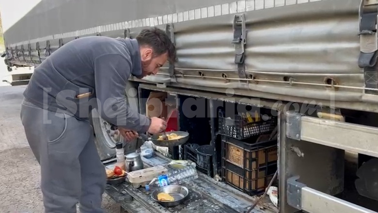 ‘Na mbaroi buka dhe uji’/ Kamionisti turk improvizion kuzhinën në Qafë Thanë: Sot është vakti i fundit