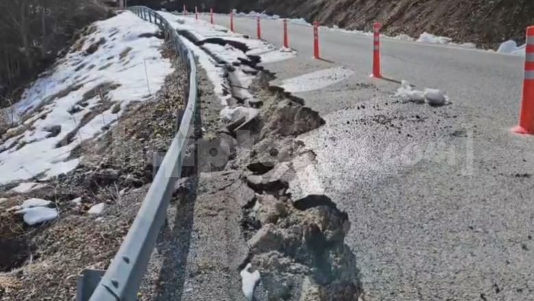 Çarje në pjesën anësore të rrugës Boboshticë-Dardhë, kufizohet lëvizja e mjeteve në një korsi