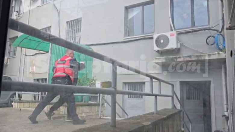 Vrau me thikë 48-vjeçarin se i parkoi makinën para të shtëpisë në Kavajë, Gjykata e Durrësit lë në qeli Land Derajn