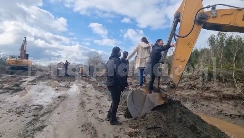 Vijojnë protestat kundër resortit të biznesmenit Bashkim Ulaj në Rrjoll, gratë hipin mbi eskavator!  Dje Gjykata e Apelit i njohu pronësinë e 2.1 hektarë tokë familjes Malaj