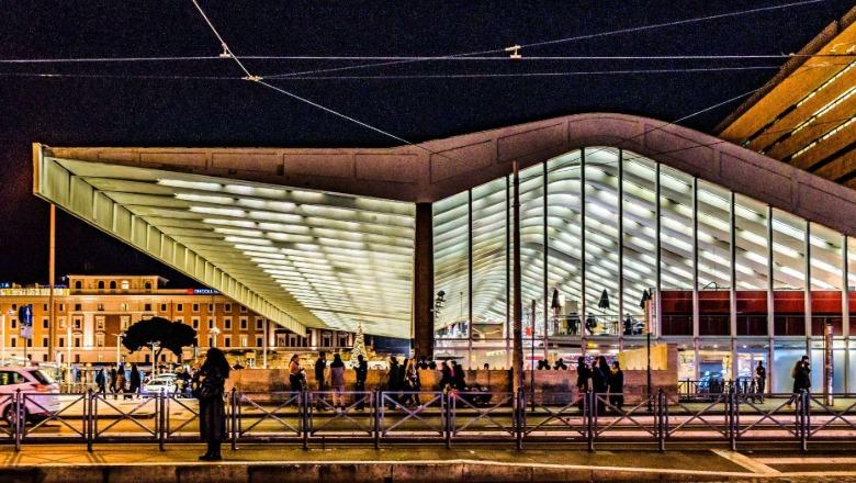 21 policë nën hetim në Romë, shkaktuan 184 mijë euro dëm duke vjedhur çanta, të brendshme e parfume në dyqane luksi