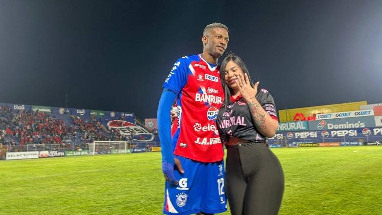 VIDEO/ I propozoi për martesë në fushë, futbollisti njofton fundin e fejesës pas tre ditësh