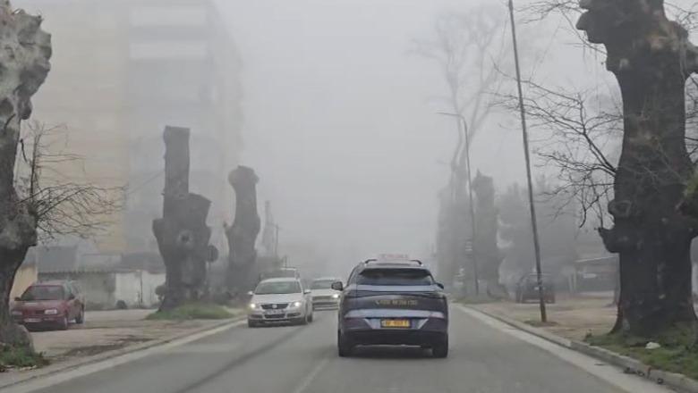 Fieri ‘pushtohet’ nga mjegulla e dendur, apel drejtuesve të automjeteve të ecin me kujdes