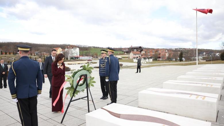 Spiropali me Konjufcën kryejnë homazhe në Kompleksin Memorial 