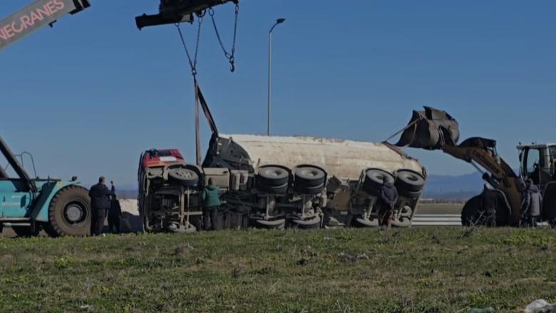 Durrës/ Përmbyset në zonën e Porto Romanos kamioni i ngarkuar me gurë