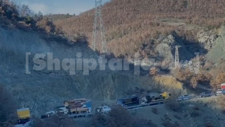 Shërbente si rrugë alternative pas bllokimit te 'Arra e Gurrës', vështirësohet qarkullimi i mjeteve në aksin Lozhan-Moglicë-Gramsh