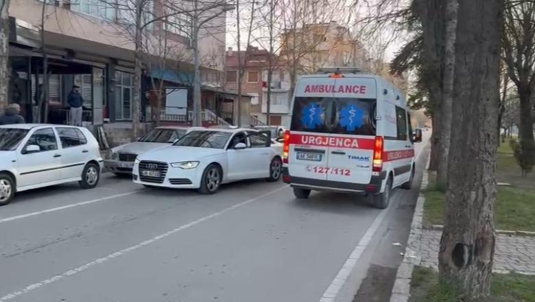 Aksident në Korçë, ‘Benzi’ përplas këmbësoren në vijat e bardha! E moshuara niset me urgjencë drejt spitalit